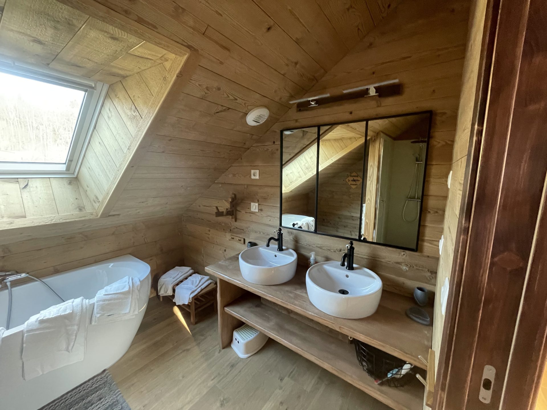 Salle de bain de la chambre Sydney du gite les trésanes