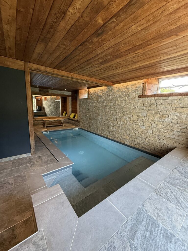 Piscine intérieure du gite les trésanes