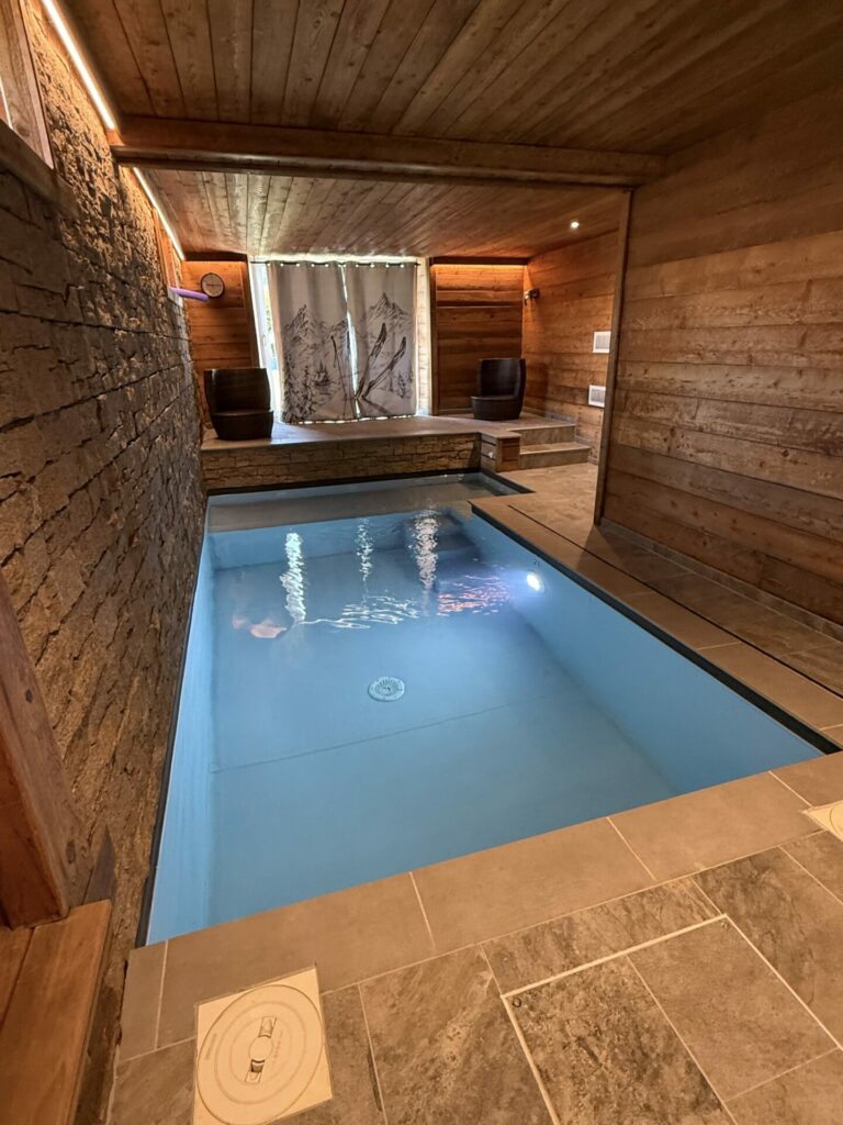 Piscine intérieure du gite les trésanes