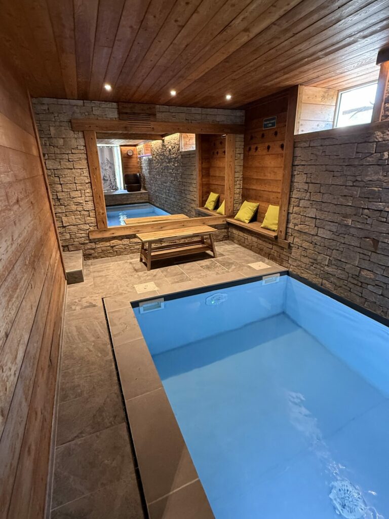 Piscine intérieure du gite les trésanes
