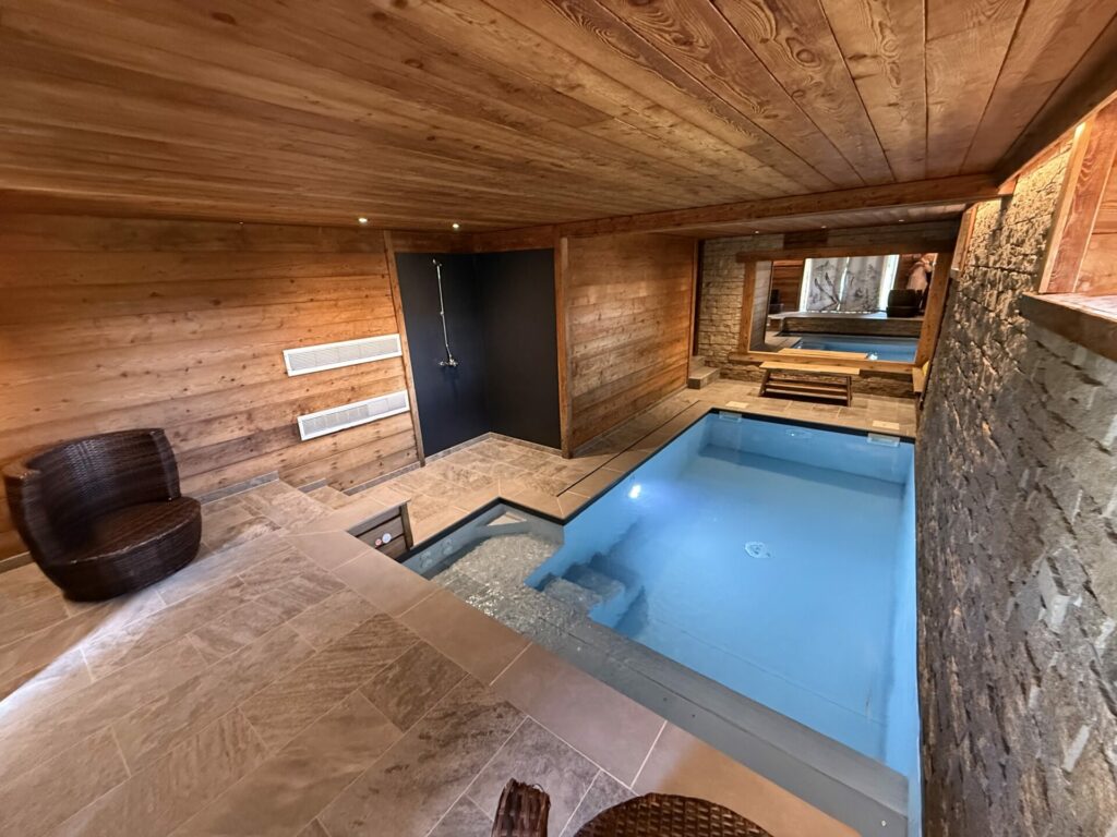 Piscine intérieure du gite les trésanes